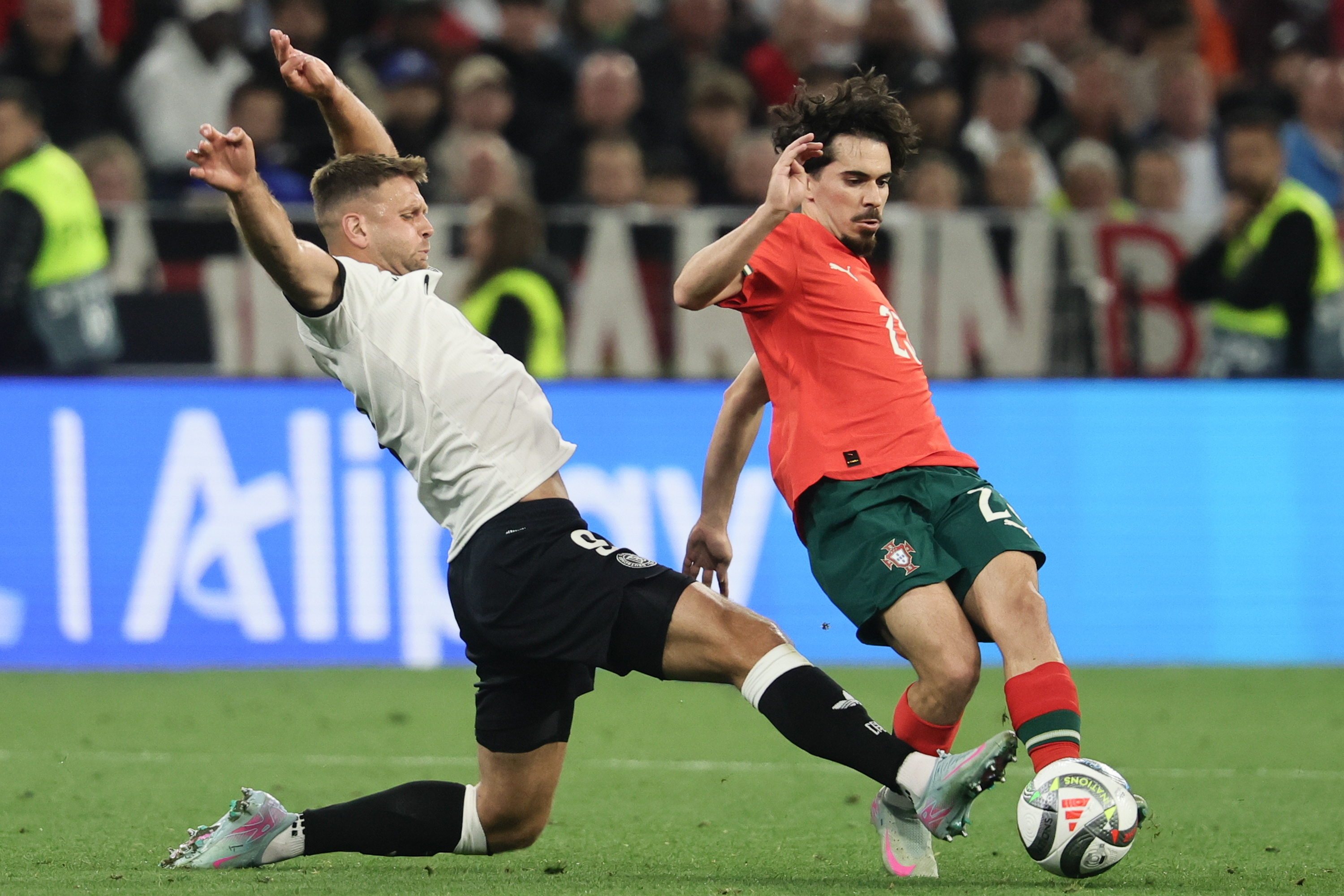 南宫28(NG28)官方网站-关于冲刺阶段葡萄牙体育遗憾出局：欧冠节点到来，球迷炸锅，赛季目标并未改变的信息